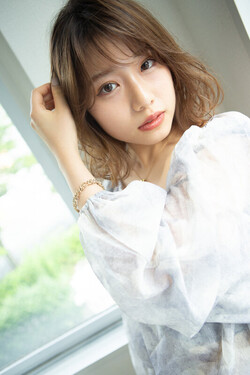 くびレイヤーエモージュ小顔似合わせカット斜めバング