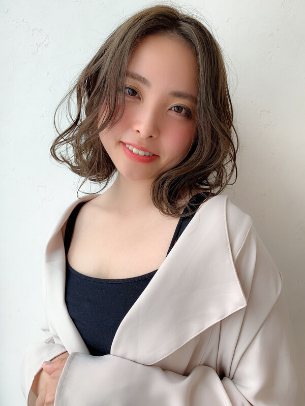 くびレイヤーエモージュ前髪アッシュベージュインナーグレージュ|Hair Make TOP SHAPE