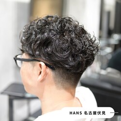 ビジネスシーンにも溶け込む刈り上げメンズパーマスタイル