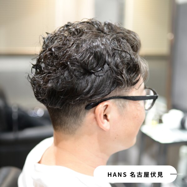 ビジネスシーンにも溶け込む刈り上げメンズパーマスタイル|美容室ＨＡＮＳ　名古屋　伏見