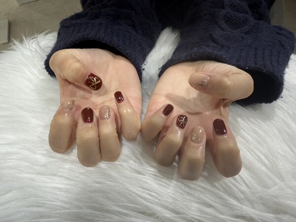 ハンド ライトコース (60分 アート、ストーン、シールつけ放題) 「レッドとゴールドの組み合わせが」|Nail Salon Linda