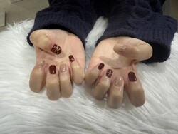 ハンド ライトコース (60分 アート、ストーン、シールつけ放題) 「レッドとゴールドの組み合わせが」|Nail Salon Linda