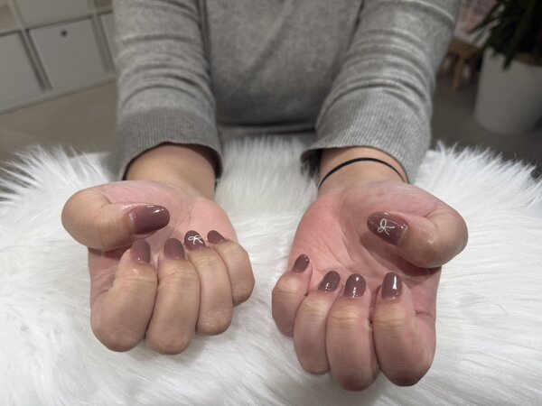 ハンド 定額デザイン「落ち着いた、くすんだピンクにリボンが可愛い！」|Nail Salon Linda