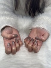 ハンド ミドルコース (90分 アート、ストーン、シールつけ放題) 「繊細なラメが入ったグレーのグラデにパーツを乗せて！|Nail Salon Linda