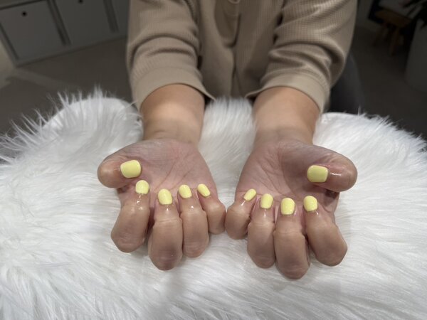 ハンド ワンカラー 「パステルカラーのイエロー！ とても華やかな仕上がりになりました！」|Nail Salon Linda