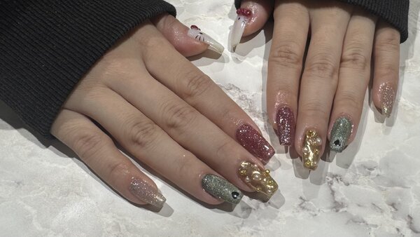 ハンド ミドルコース (90分 アート、ストーン、シールつけ放題) + 長さだし2本 「クリスマス×キティちゃんネイル」|Nail Salon Linda