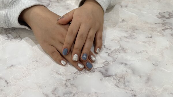 ハンド 定額デザイン 「ブルーとシルバーも冬ネイルに人気です◎」|Nail Salon Linda