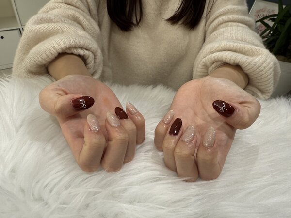 「ハンド 定額デザイン」推し活ネイルパーツの埋めつくし！ イニシャルを入れたり盛りだくさん！|Nail Salon Linda