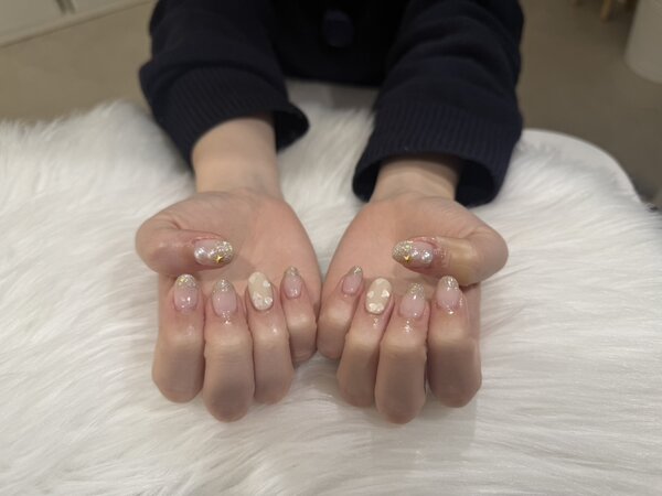 「ハンド ライトコース」 (60分 アート、ストーン、シールつけ放題)  雪だるま意識のパールにハートのホロ！|Nail Salon Linda