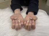 「ハンド ライトコース」 (60分 アート、ストーン、シールつけ放題)  雪だるま意識のパールにハートのホロ！|Nail Salon Linda
