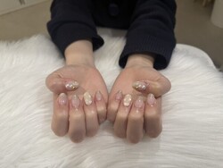 「ハンド ライトコース」 (60分 アート、ストーン、シールつけ放題)  雪だるま意識のパールにハートのホロ！|Nail Salon Linda