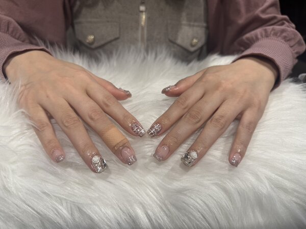 ハンド ミドルコース (90分つけ放題) 推し活ネイルパーツの埋めつくし！ イニシャルを入れたり盛りだくさん！|Nail Salon Linda