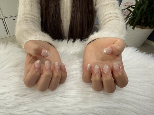ハンド ワンカラー 「ラメグラこの季節定番カラーのホワイトラメ！」|Nail Salon Linda