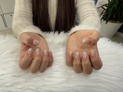 ハンド ワンカラー 「ラメグラこの季節定番カラーのホワイトラメ！」|Nail Salon Linda