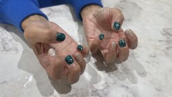 ハンド 定額デザイン「シンプルなカラーでサロンで人気のデザインも、濃いカラーにしても可愛いです」|Nail Salon Linda
