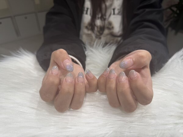 ハンド 定額デザイン 「淡いブルーのラメグラデーションがこの時期にぴったり！」|Nail Salon Linda