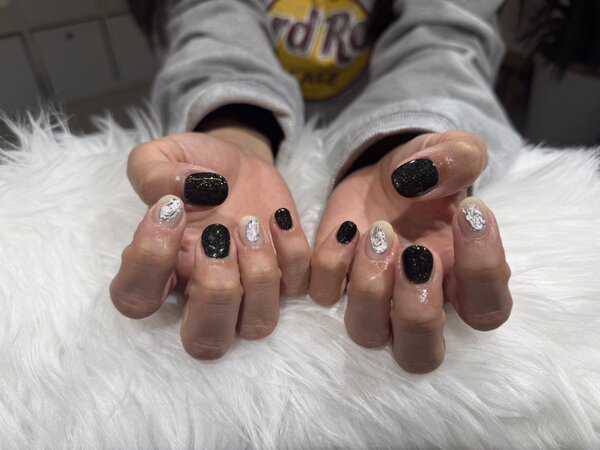 ハンド 定額デザイン 「ブラックラメとデザインをあわせて！！」|Nail Salon Linda