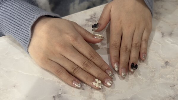 ハンドライトコース (60分 アート、ストーン、シールつけ放題) 細かいラメと大粒のラメを組み合わせてキラキラ年末ネル|Nail Salon Linda