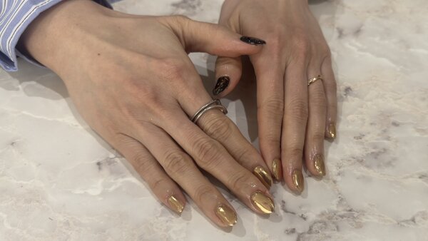 ハンド 定額デザイン 「ゴールドミラーにポイントのブラックが映え、かっこいいネイルに！」|Nail Salon Linda