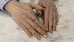 ハンド 定額デザイン 「ゴールドミラーにポイントのブラックが映え、かっこいいネイルに！」|Nail Salon Linda