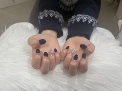 ハンド 定額デザイン 「ネイビーにシルバーストーンがかわいい！」|Nail Salon Linda