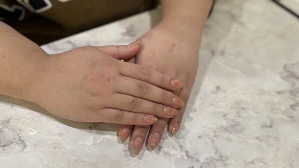 ハンド ライトコース (60分 アート、ストーン、シールつけ放題) お持ち込みデザイン チークネイルにラメグラデがシンプ|Nail Salon Linda