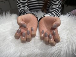 ハンド クリア・ラメワンカラー 「グレートーン落ち着いたカラーがポイント！」|Nail Salon Linda