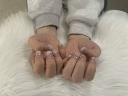 ハンド ライトコース (60分 アート、ストーン、シールつけ放題) 「ホワイトのラメの組み合わせがかわいい！」|Nail Salon Linda