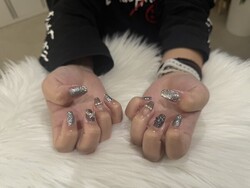 ハンド ライトコース (60分 アート、ストーン、シールつけ放題) 「シルバーとグレーで、シックな仕上がりに！」|Nail Salon Linda