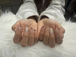 ハンド 定額デザイン 「スキンベージュに赤色のハートのほろがポイント！」|Nail Salon Linda
