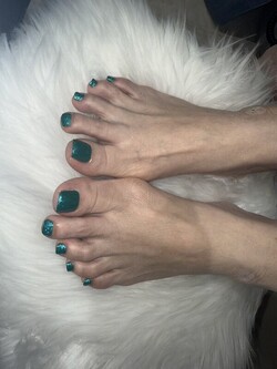 フット ワンカラー 「緑のラメワンカラー華やかで可愛い！」|Nail Salon Linda