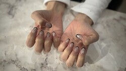 ハンド フレンチワンカラー 「細目フレンチ×ラメ」でブラックでも強すぎず|Nail Salon Linda