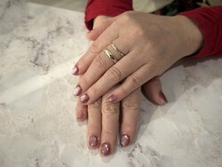 ハンド ミドルコース (90分 アート、ストーン、シールつけ放題) お持ち込みデザイン ピンクのツイードで可愛いらしく」|Nail Salon Linda