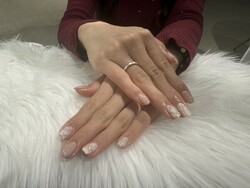 ハンド ライトコース (60分 アート、ストーン、シールつけ放題) 「ホワイトとピンクのリボンで上品な仕上がりに！」|Nail Salon Linda