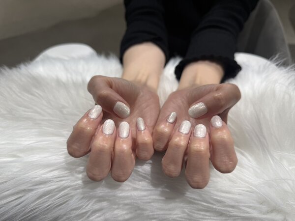 ハンド ワンカラー 「ホワイトパールが冬にぴったり！」|Nail Salon Linda