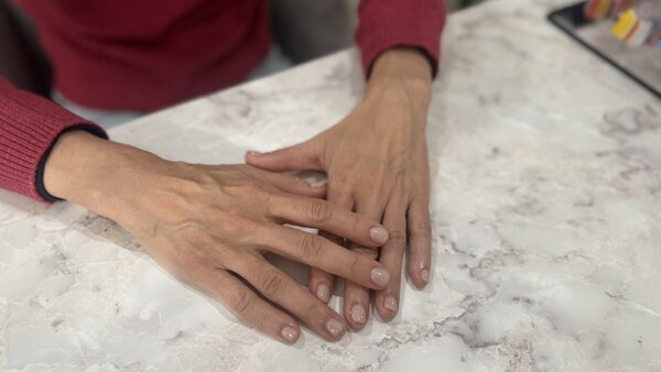 ハンド ワンカラー「 幅広い年代に人気のスキン系」|Nail Salon Linda
