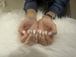 ハンド 定額デザイン [ピンクホワイトベースにカラフルなストーンがポイント！|Nail Salon Linda