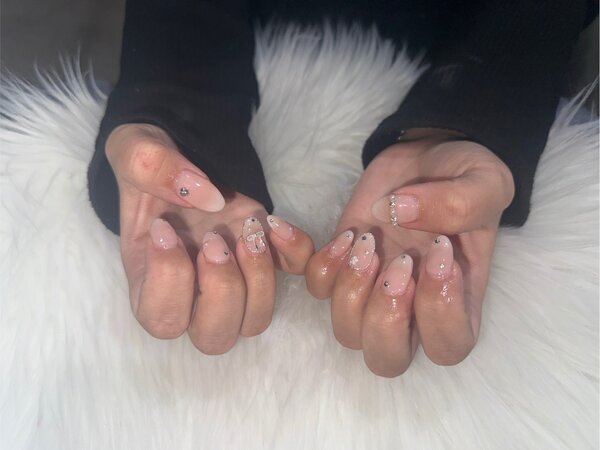 ハンド ライトコース (60分 アート、ストーン、シールつけ放題) 白グラでにパーツ盛りだくさんネイル！|Nail Salon Linda