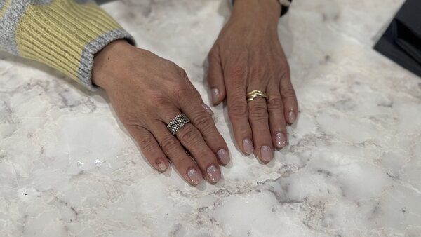 ハンド ライトコース (60分 アート、ストーン、シールつけ放題) 「人気のスキンカラーに根本ラメが可愛い」|Nail Salon Linda