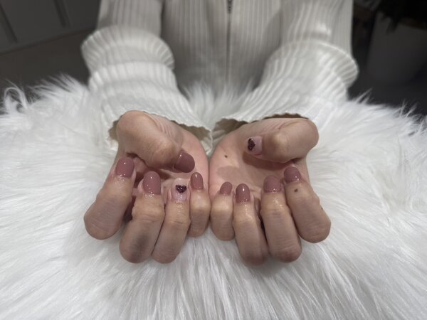 ハンド ライトコース 「コーラルにハートのラメを乗せ、きれいな仕上がりに！」|Nail Salon Linda