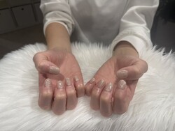 ハンド ワンカラー 「ホワイトゴールラメが普段使いしやすい！」|Nail Salon Linda