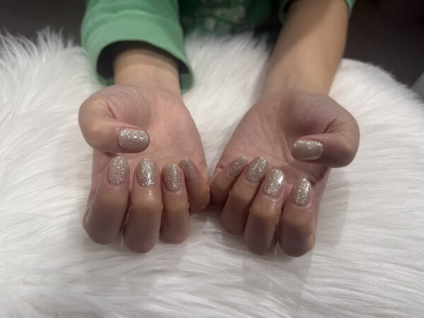 ハンド ラメワンカラー 「ラメワンカラーでお手元から華やかに！」|Nail Salon Linda