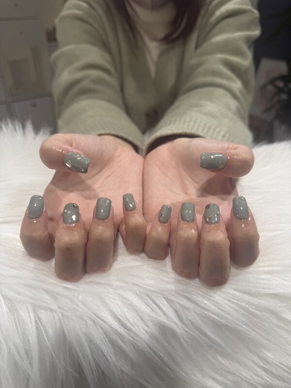 ハンド 定額デザイン 「グリーンに繊細なラメとハートのホロをのせて！」|Nail Salon Linda