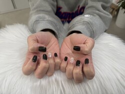 ハンド 定額デザイン 「ブラックラメとホワイトカラーがポイント!」|Nail Salon Linda