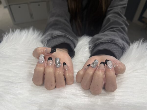ハンド ミドルコース (90分 アート、ストーン、シールつけ放題）「ブラックとシルバーで大人っぽい仕上がりに！」|Nail Salon Linda