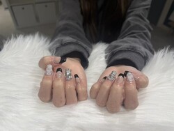ハンド ミドルコース (90分 アート、ストーン、シールつけ放題）「ブラックとシルバーで大人っぽい仕上がりに！」|Nail Salon Linda