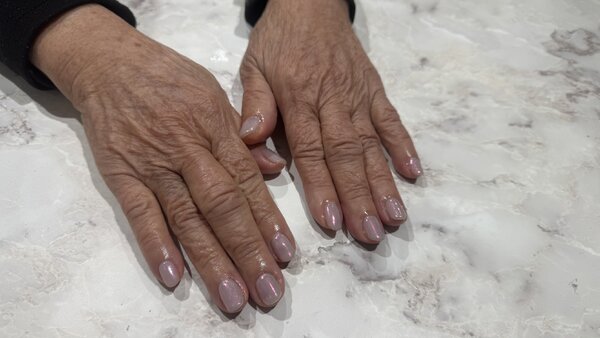 ハンド 定額デザイン 「オーロラミラー×ワンカラー 艶感が◎です」|Nail Salon Linda