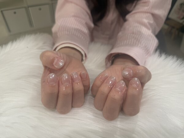 ハンド ラメ・グラデーション 「繊細なラメでグラデに普段使いにぴったりです！」|Nail Salon Linda