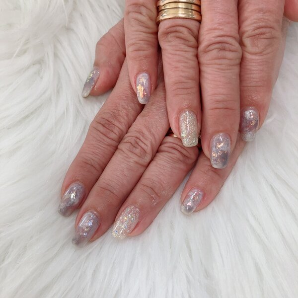 ハンド ニュアンスネイル 「パールとラメで雪の中でも華やかなお爪になりました！」|Nail Salon Linda