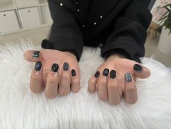 ハンド ミドルコース (90分 アート、ストーン、シールつけ放題) ブラックホワイトでシックなネイルデザインに！ |Nail Salon Linda